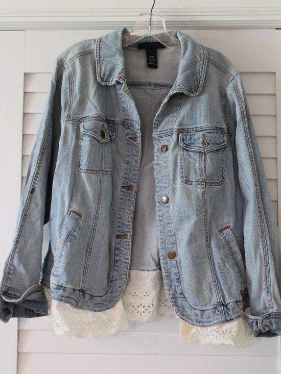 Venezia Jackets & Blazers - Venezia Women Size 18/20 Light-wash Denim Jacket with white lace-trim underlay